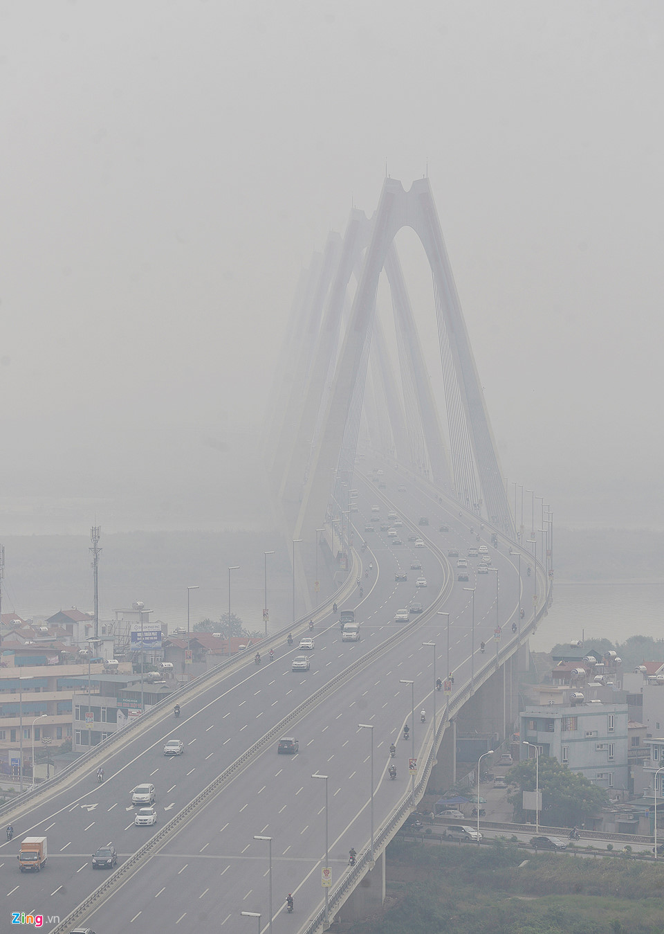 Sương mù bao phủ Hà Nội cả ngày lẫn đêm